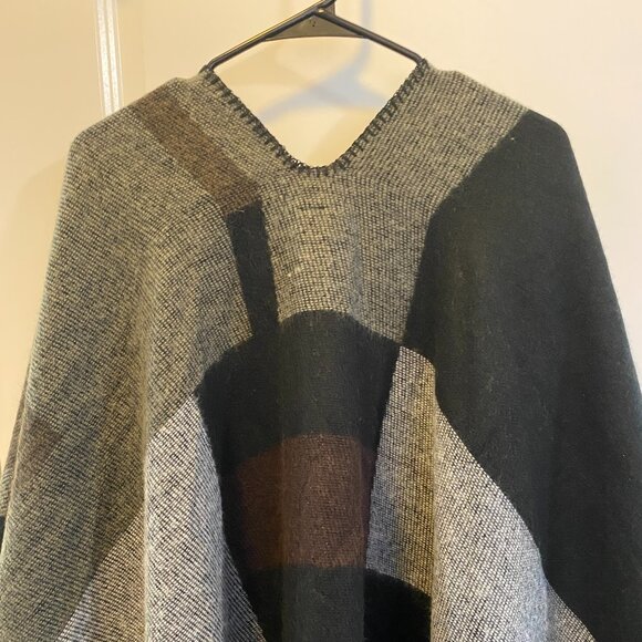 Steve Madden Color Blanket Poncho - Picture 6 of 9